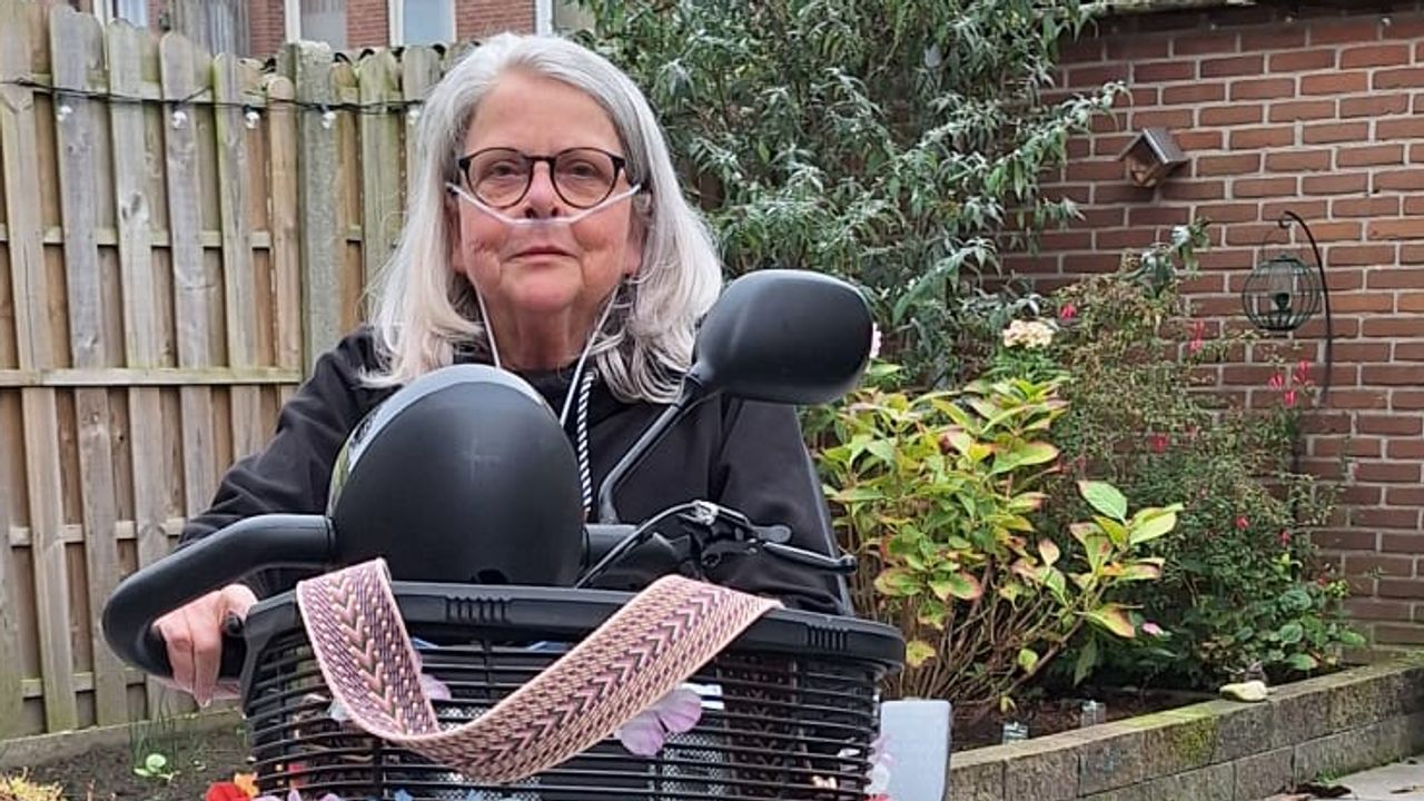 Anita is afhankelijk van haar scootmobiel.