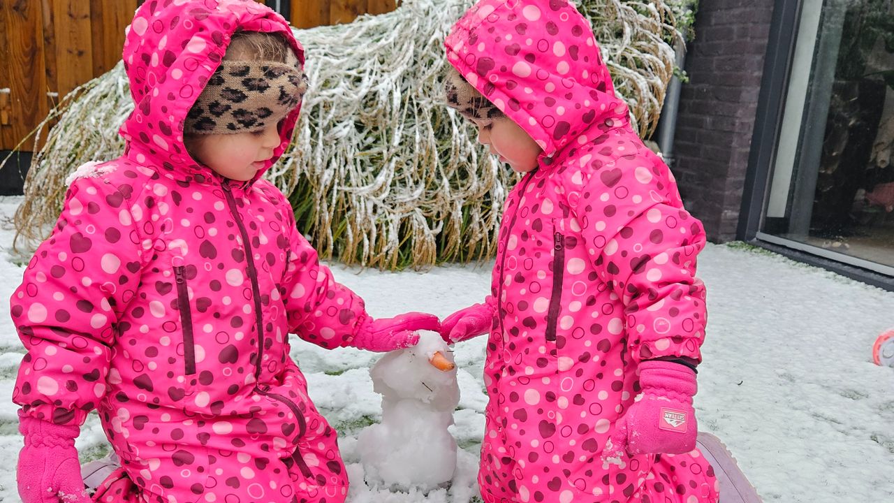 Guusje en Mila uit Bergeijk maakten een kleine sneeuwpop (foto: Suus Looijmans).