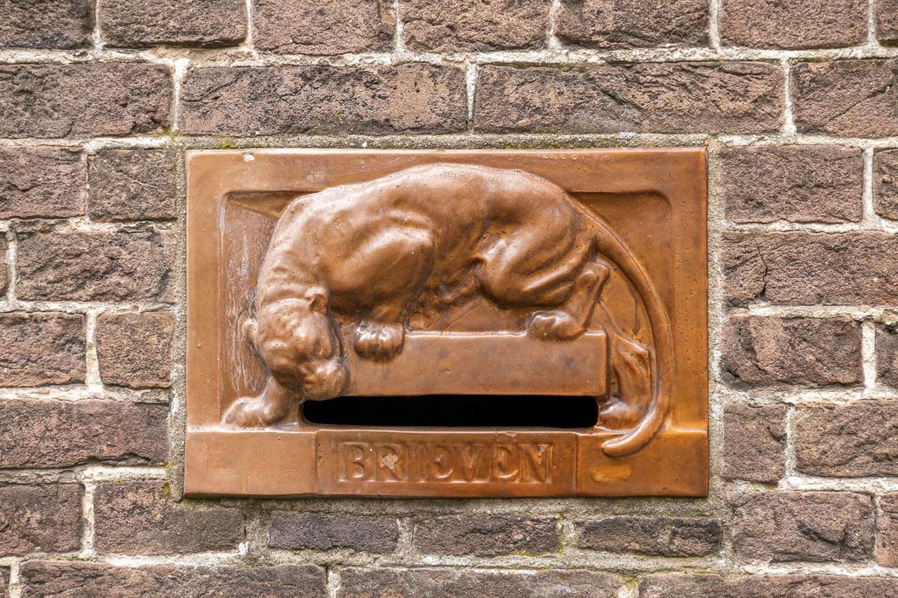 De terracotta brievenbus (foto: Wouters Makelaardij). 