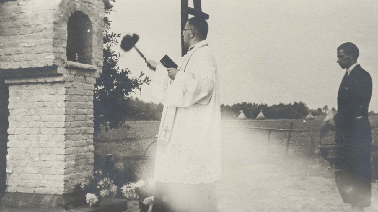 Kapelaan Van der Heijden heeft het kapelletje gezegend (foto: Jos van der Heijden / Heemkundekring De Hooge Dorpen)