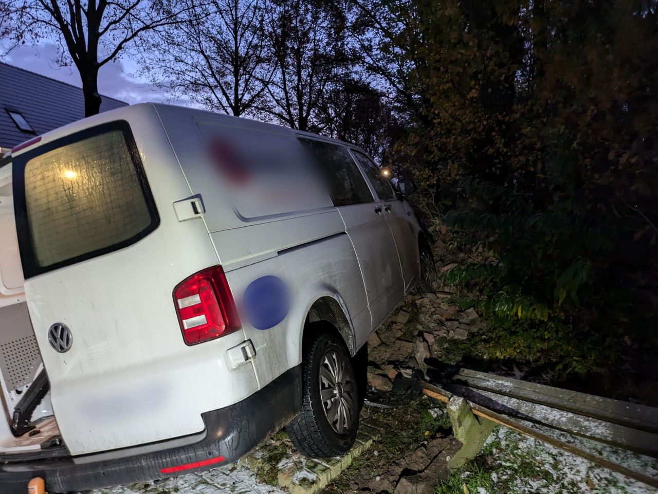 De bus stond bovenop het kapelletje (foto: René de Bresser).