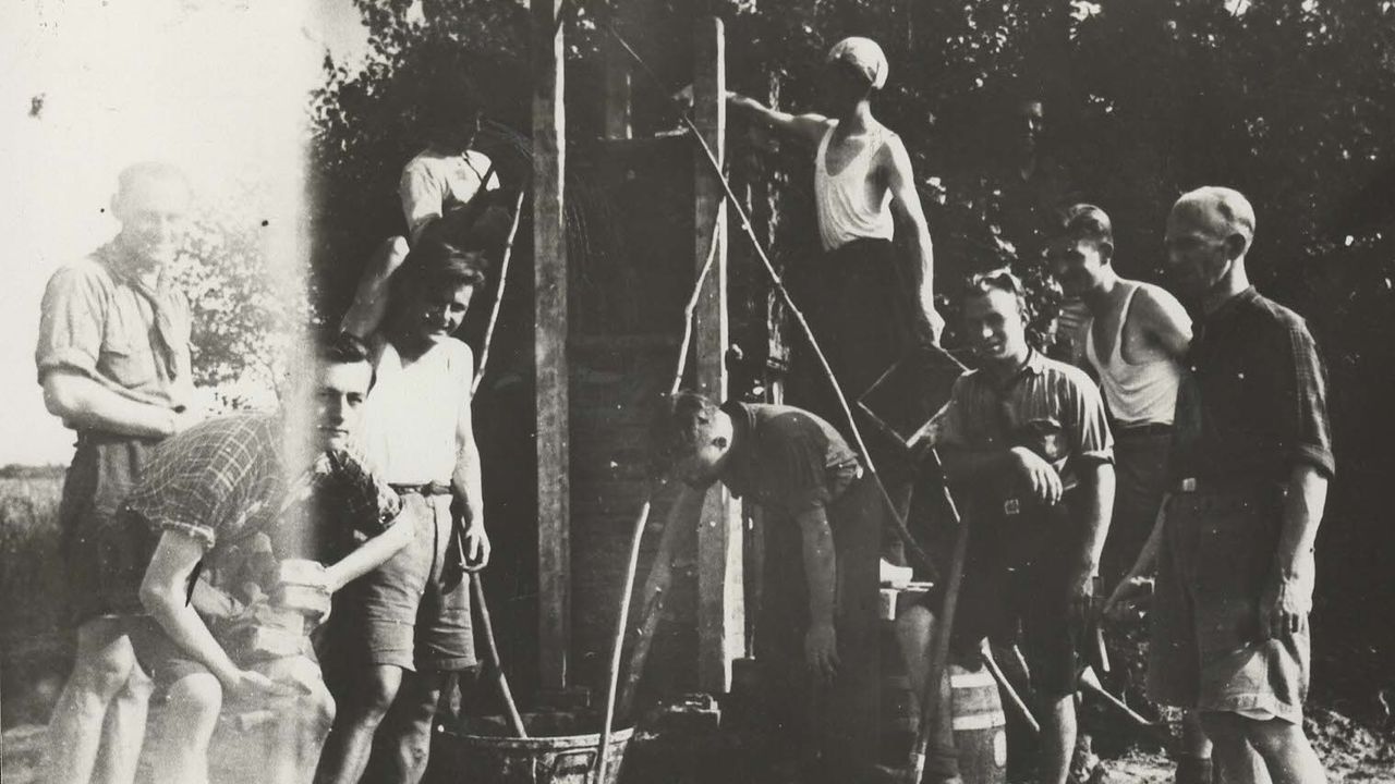 Het Brabants Studentengilde bezig met de bouw van de Mariakapel in Wintelre (foto: Heemkundekring De Hooge Dorpen / Jos van der Heijden).