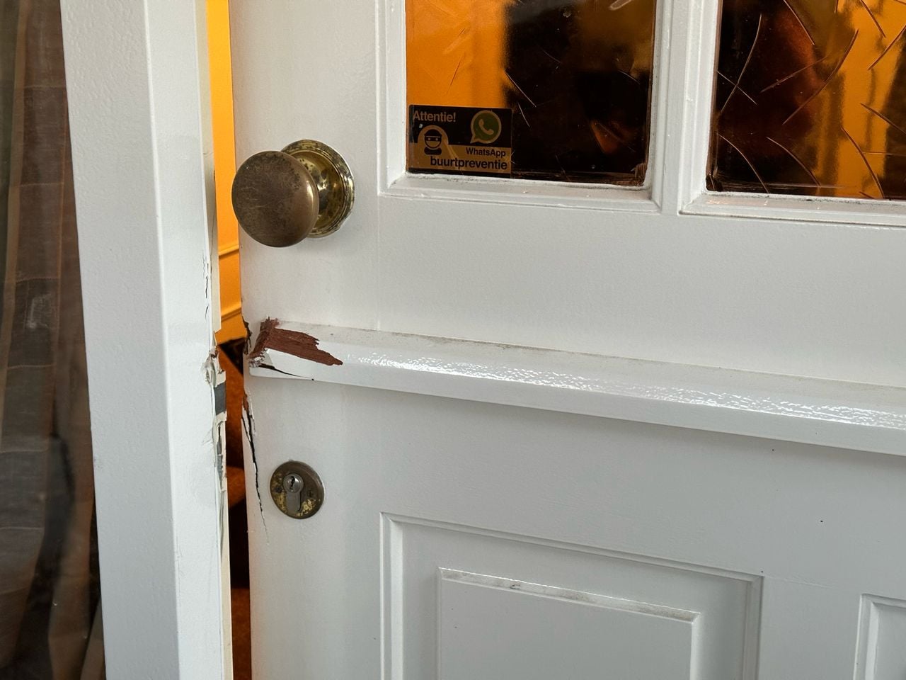 Het geforceerde slot na één van de vele inbraken (Foto: Floortje Steigenga).