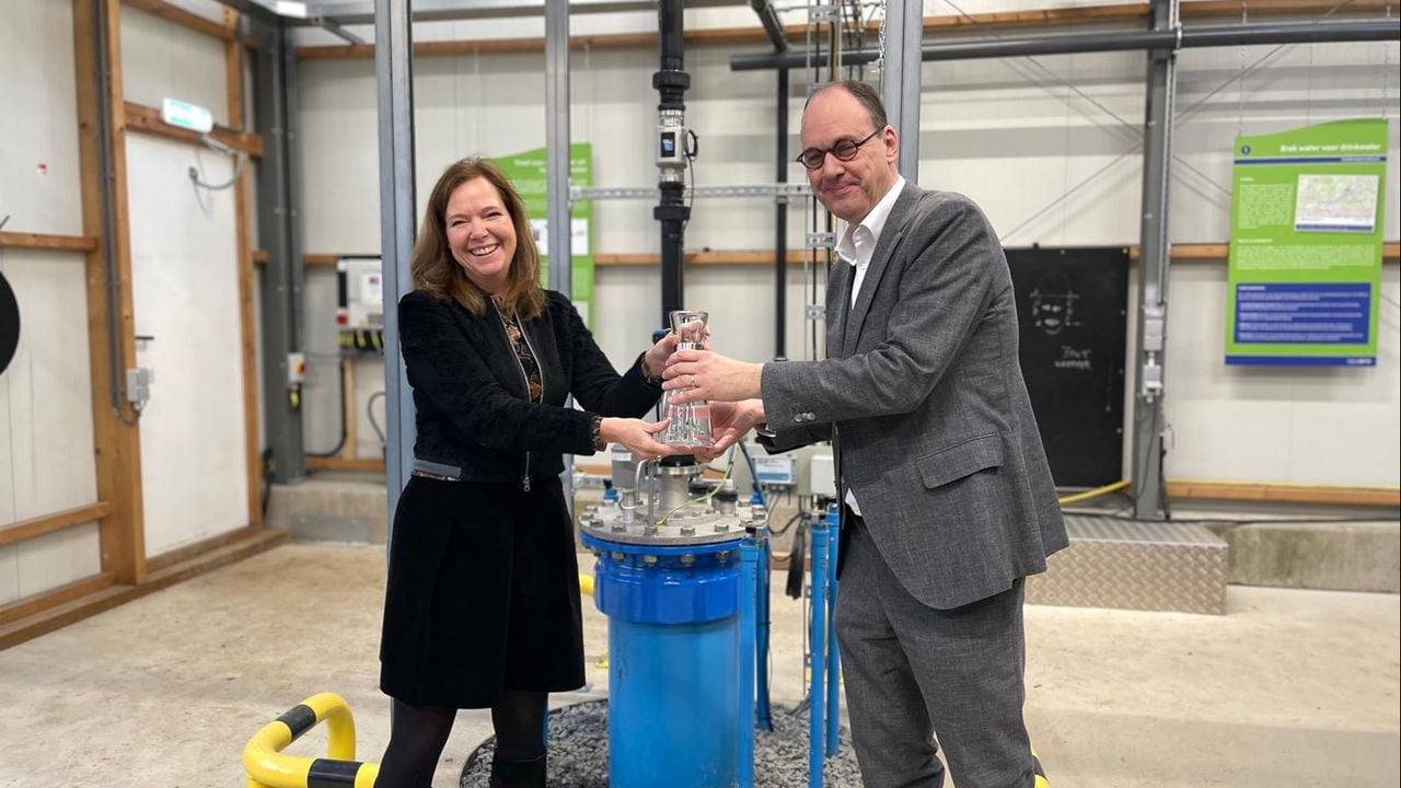Symbolisch het eerste karafje zout grondwater (foto: Omroep Brabant).