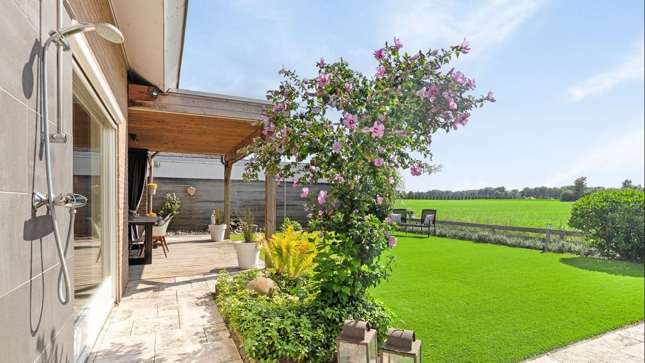 De buitendouche in de tuin (foto: Digimakelaars.nl)