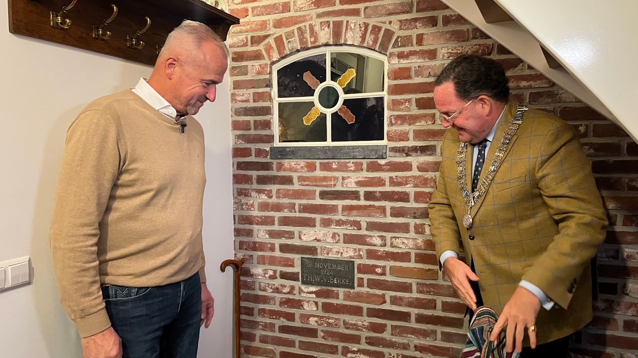 Van Berkel en Van de Mortel onthullen een steen in het huis van Jo (foto: Megan Hanegraaf).