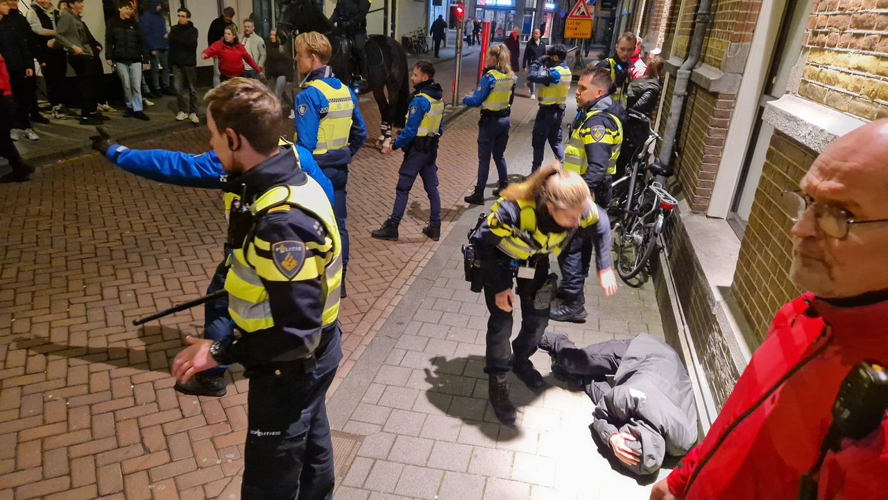 De politie 'isoleert' het incident (foto: Noël van Hooft)