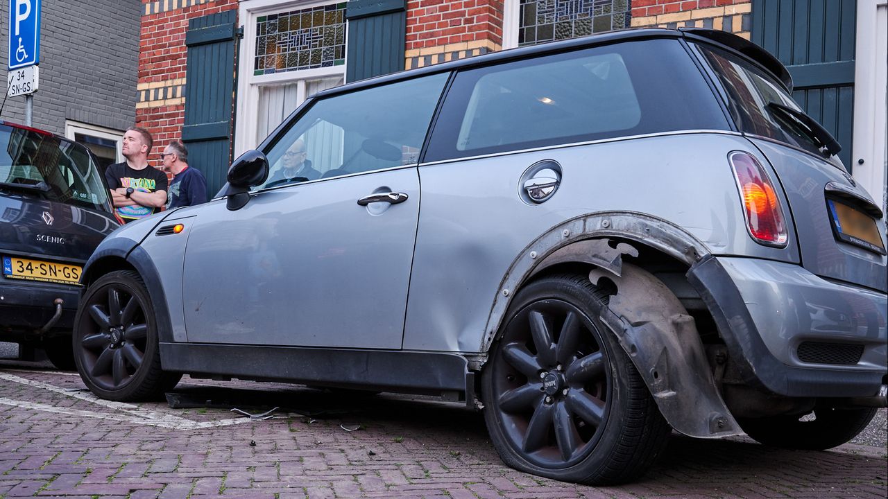 De man knalde op de geparkeerde Mini en sloeg over de kop (foto: Tom van de Put/SQ Vision).