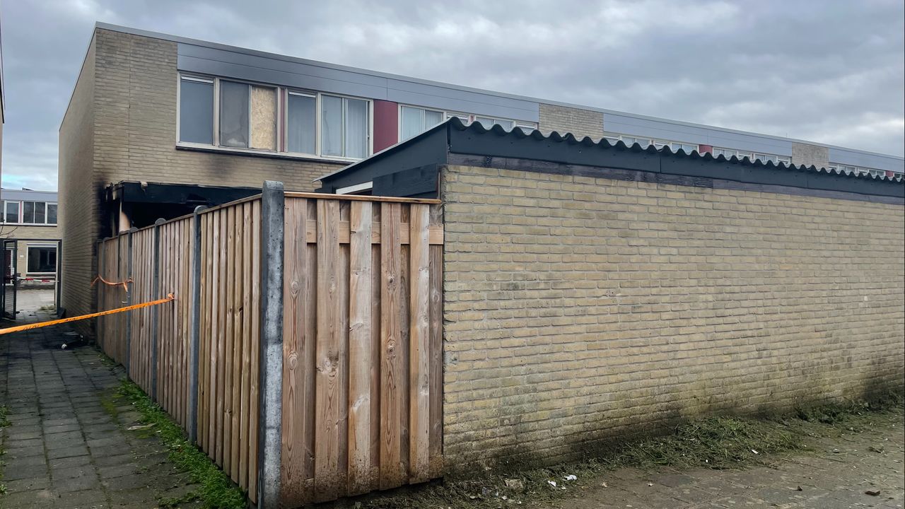 Een dichtgetimmerde ruit en afgezet huis (foto: Raymond Merkx).