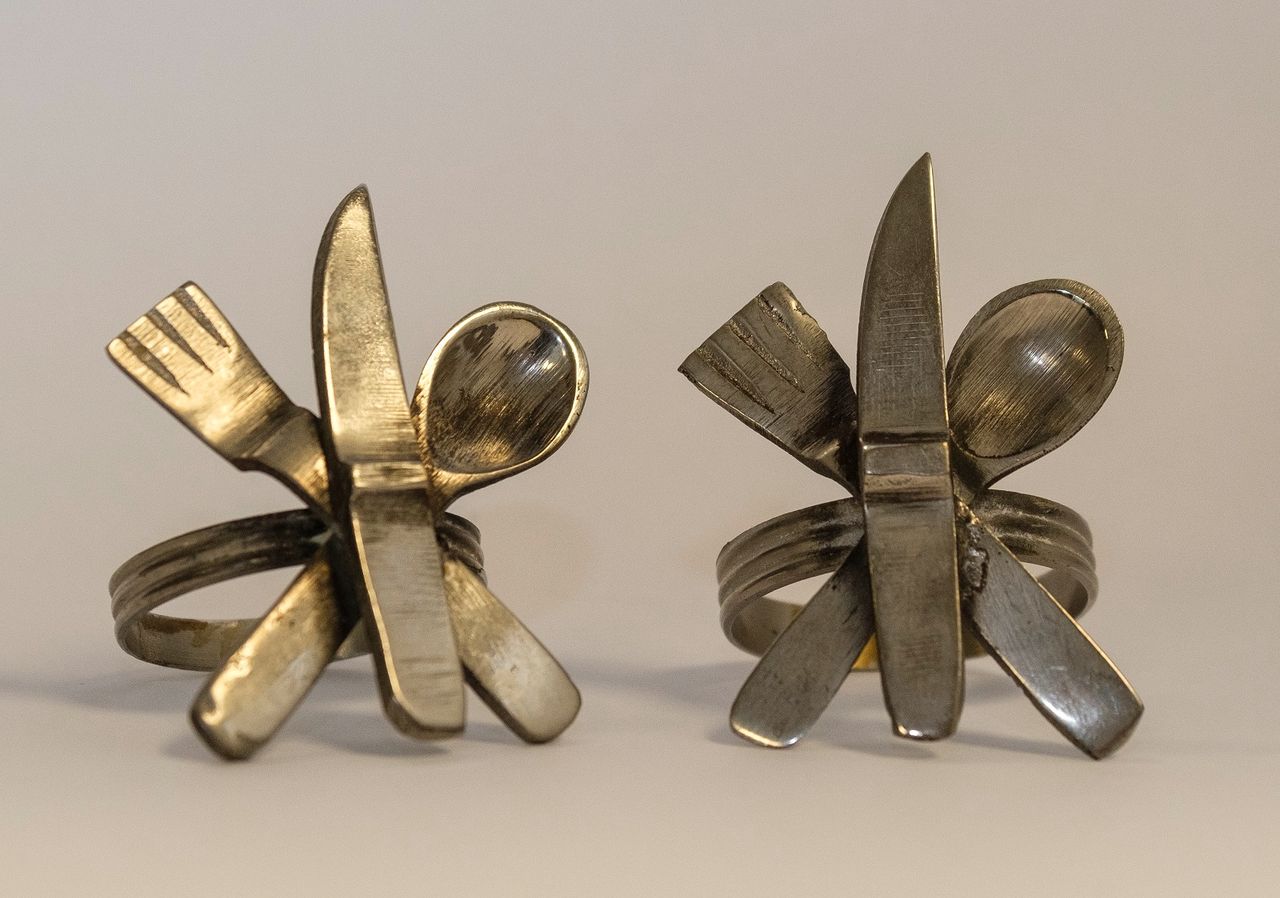 Voor zijn gezin maakte hij twee servetringen. 