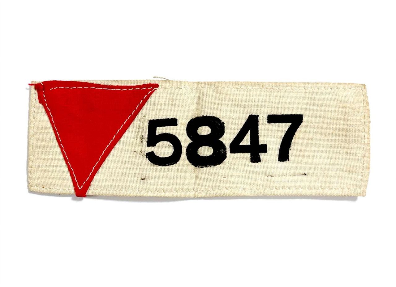Het stukje stof waarop het kampnummer van Bleeker staat.