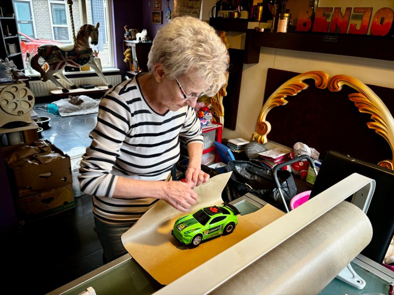 Uren is ze bezig met het inpakken van speelgoed (Foto: Omroep Tilburg)