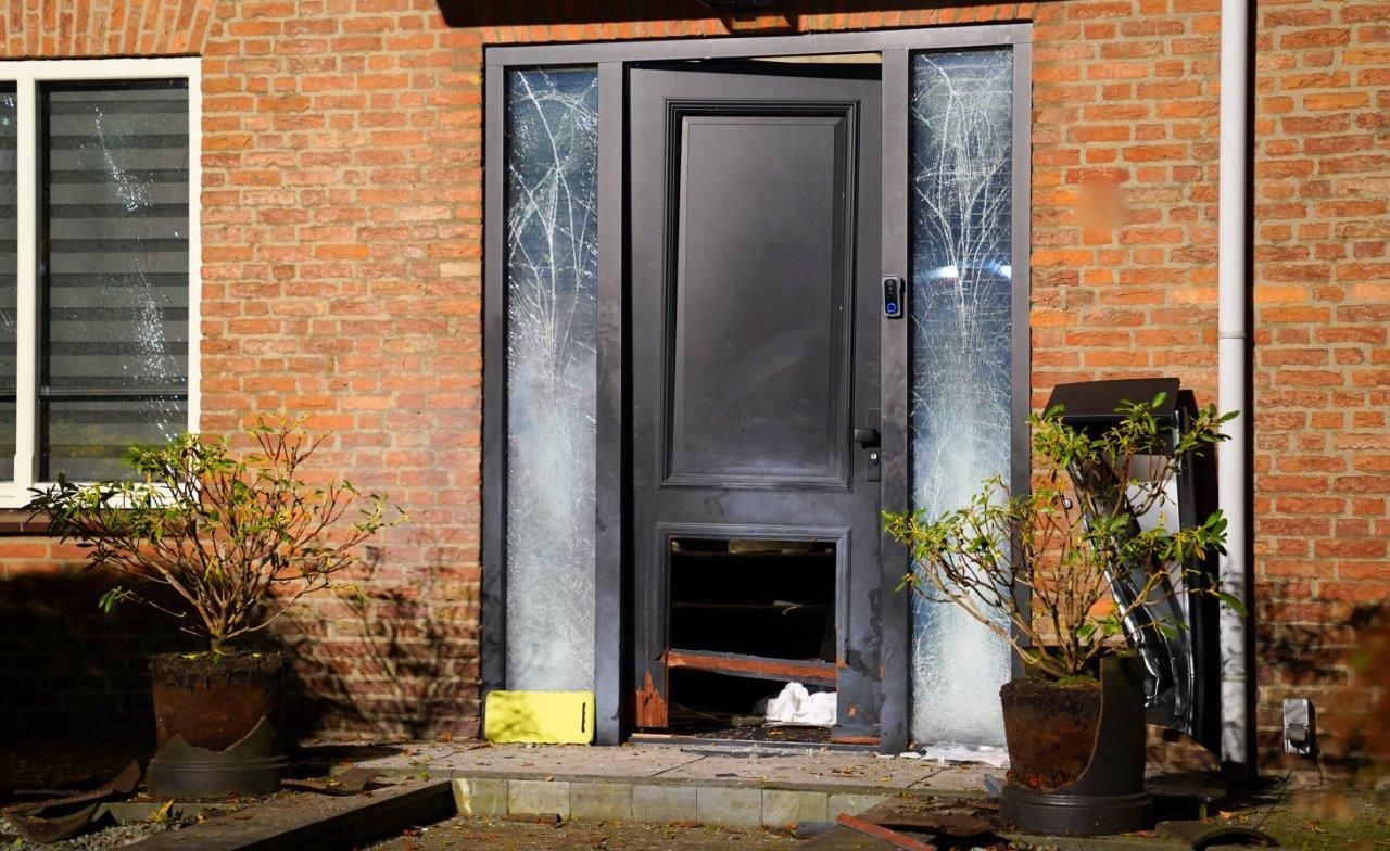 De schade aan de voorgevel van het huis in Nieuwkuijk (Foto: Bart Meesters/SQ Vision.)