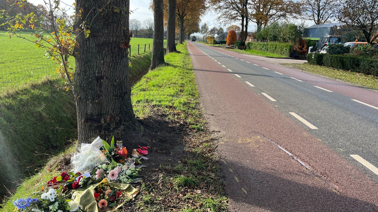 Bloemen op de plaats van het ongeluk (foto: Floortje Steigenga).