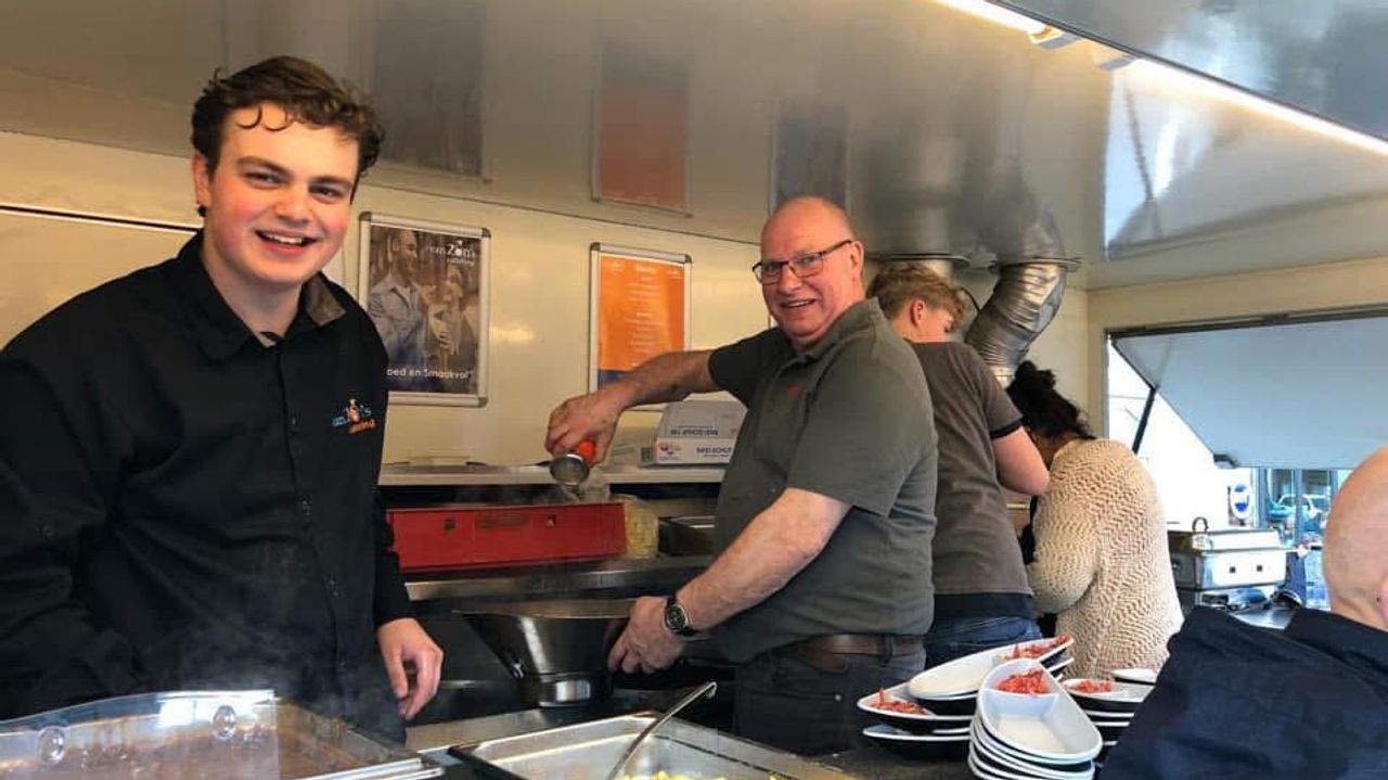 Joey en zijn compagnon Martin aan het werk in de frietwagen die nu total loss is (foto: Joey van Osch).