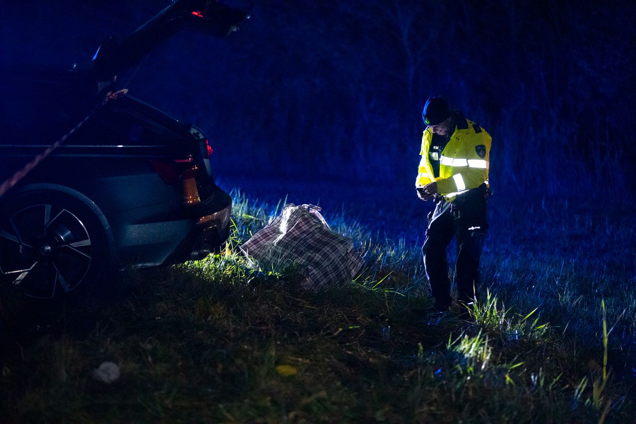 Politie doet onderzoek bij tassen uit de auto van de verdachte (foto: Christian Traets / SQ Vision).