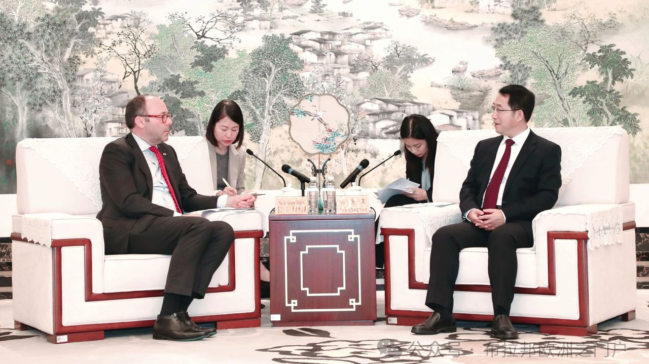 Gedeputeerde Martijn van Gruijthuijsen (VVD) te gast in Jiangsu (foto: Nederlands Consulaat in Shanghai)