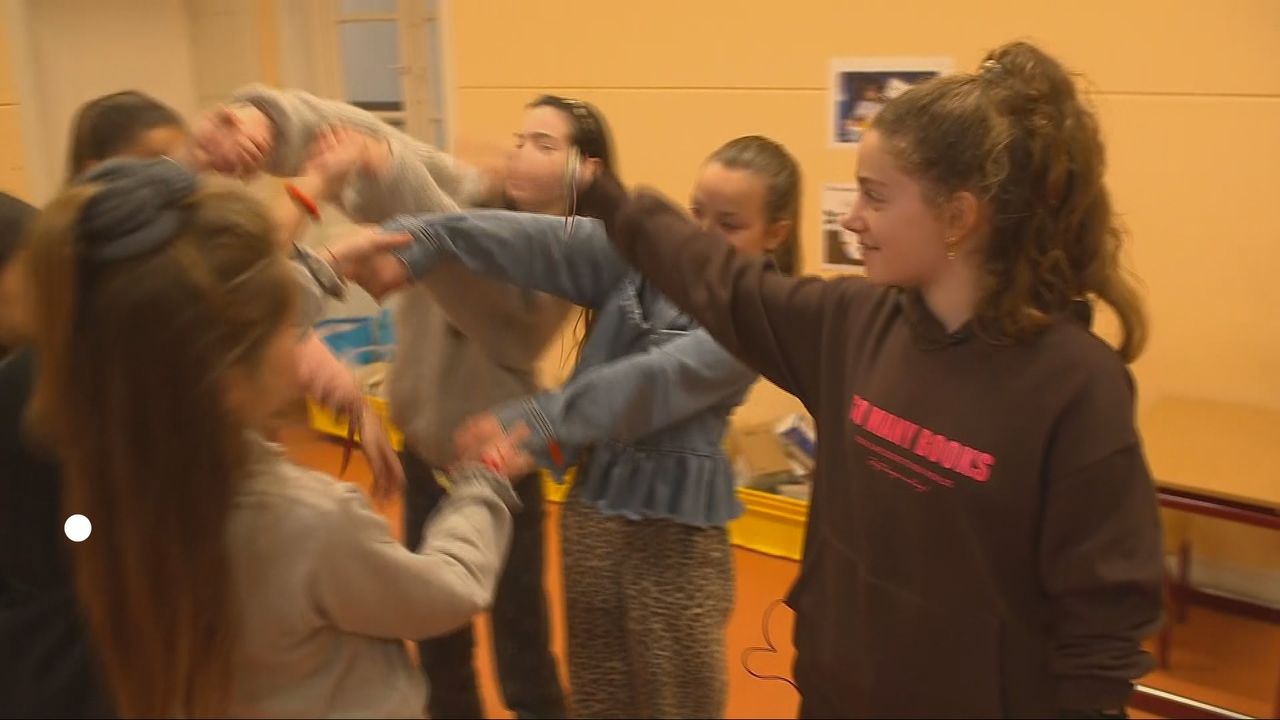 De vriendinnen doen voor hoe ze Daantje lanceerden (beeld: Jeugdjournaal).