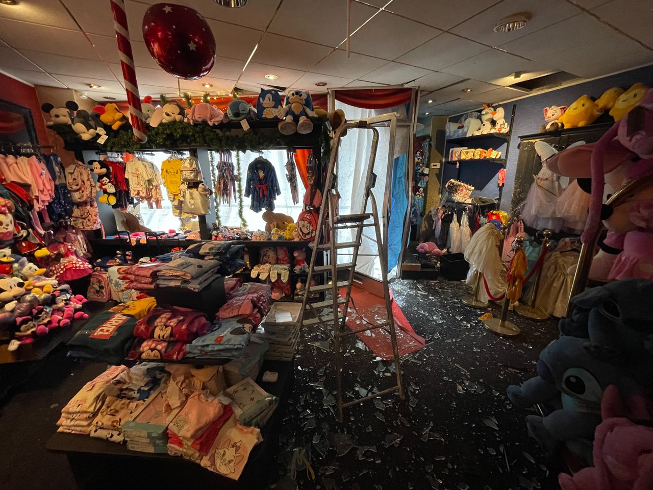 De explosie heeft veel schade aangericht (foto: Raymond Merkx).