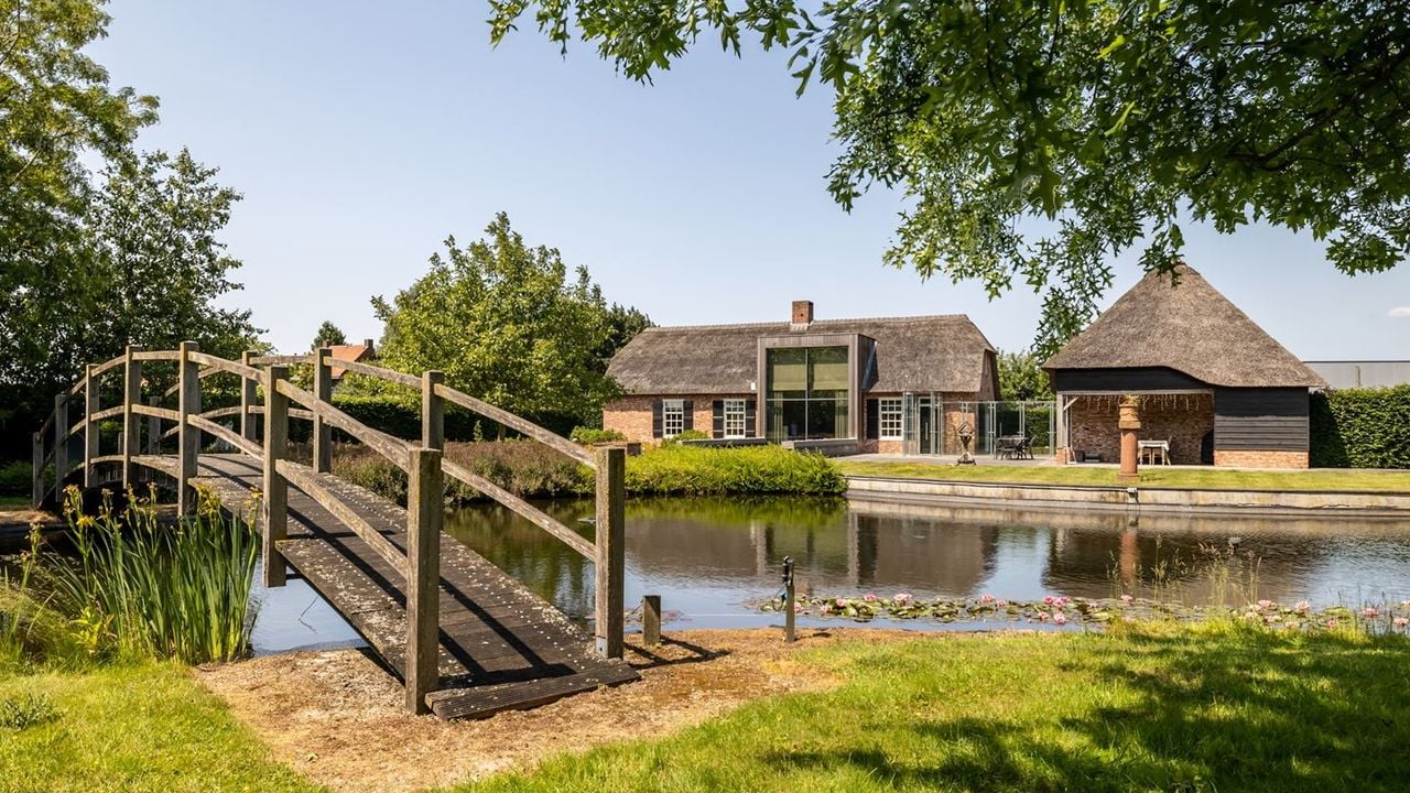 De tuin achter het huis (foto: Van Baarle Makelaardij).