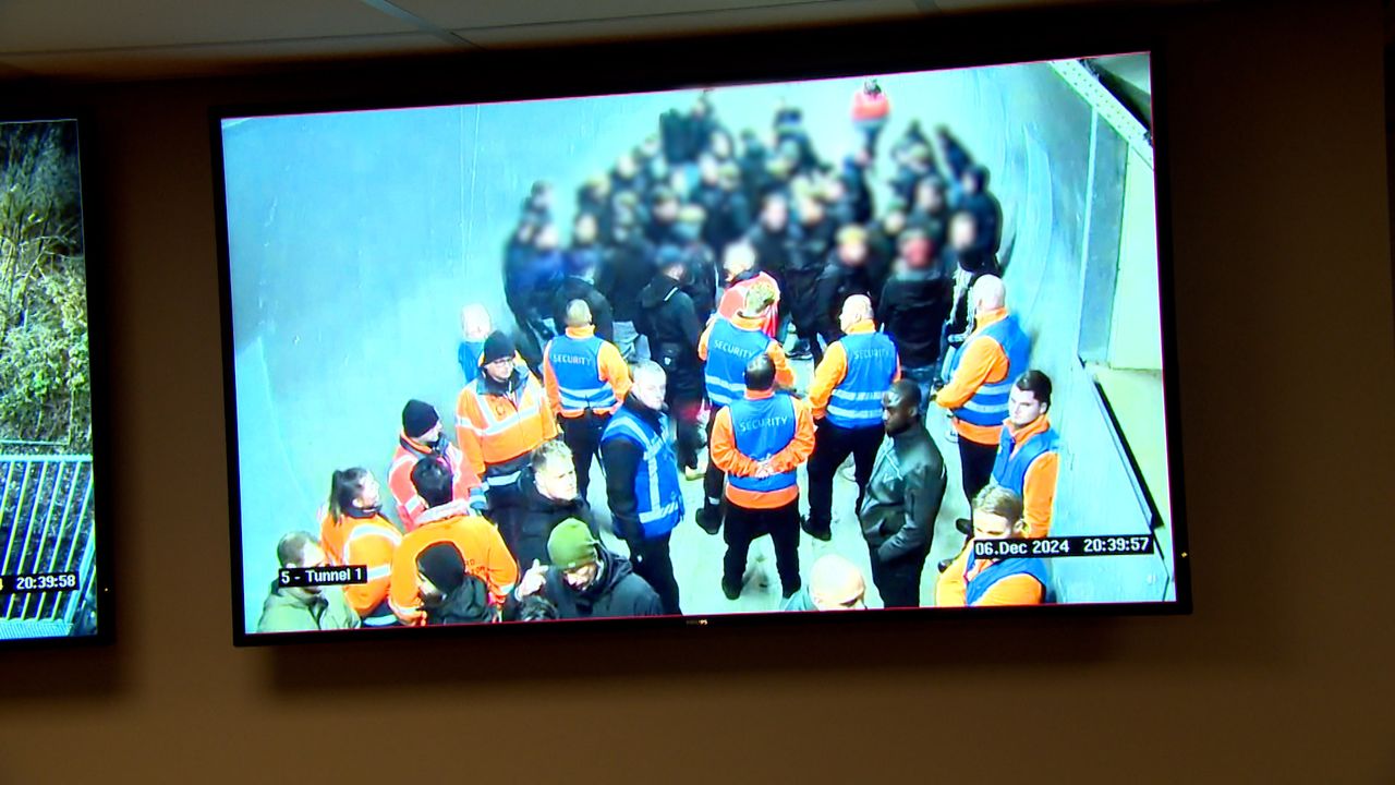 FC Twente-fans in de tunnel