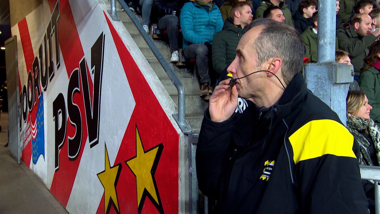 Remco overlegt met collega's