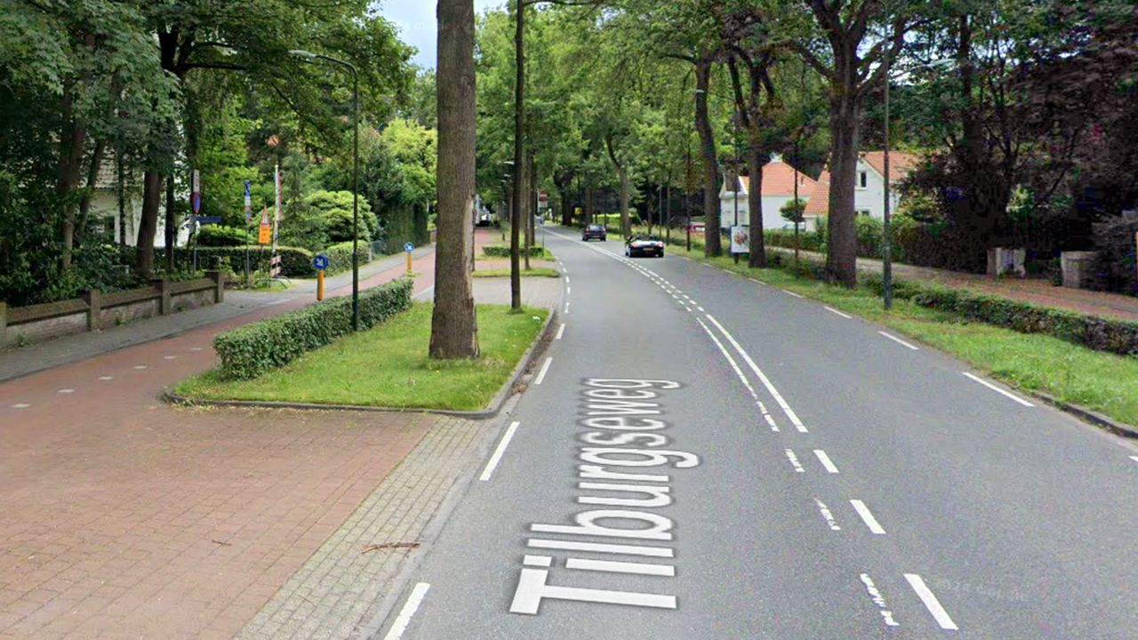 De auto knalde rechts op een boom. (Foto: Google Maps)