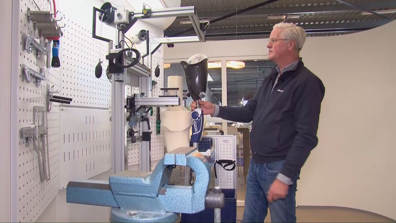 Peter Scheffers in een prothese werkplaats (foto: Jan Peels)