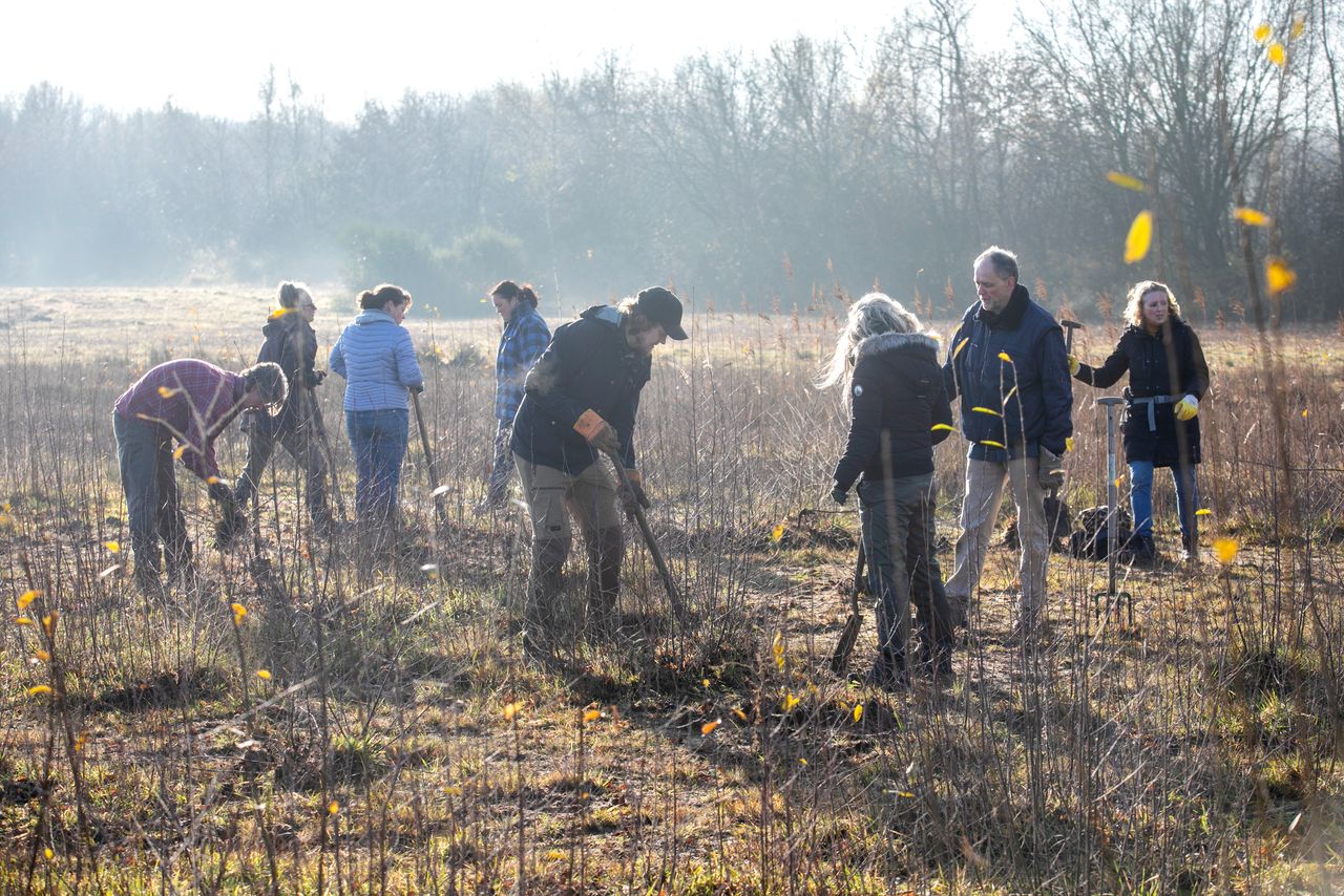 Vrijwilligers aan het werk in Vught (foto: Sandra Peerenboom). 