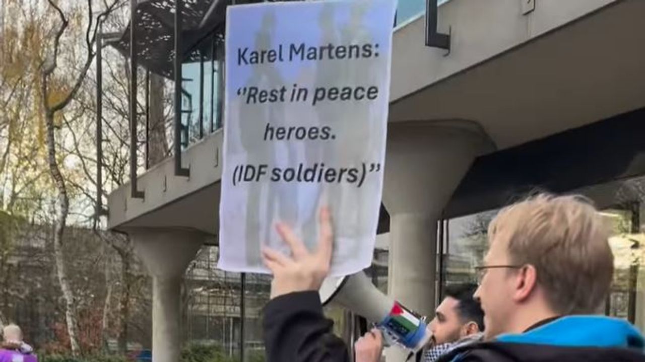 Actievoerders op weg naar een lezing door een hoogleraar die verbonden is aan een Israëlische universiteit ( foto:eindhovenstudents4palestine)