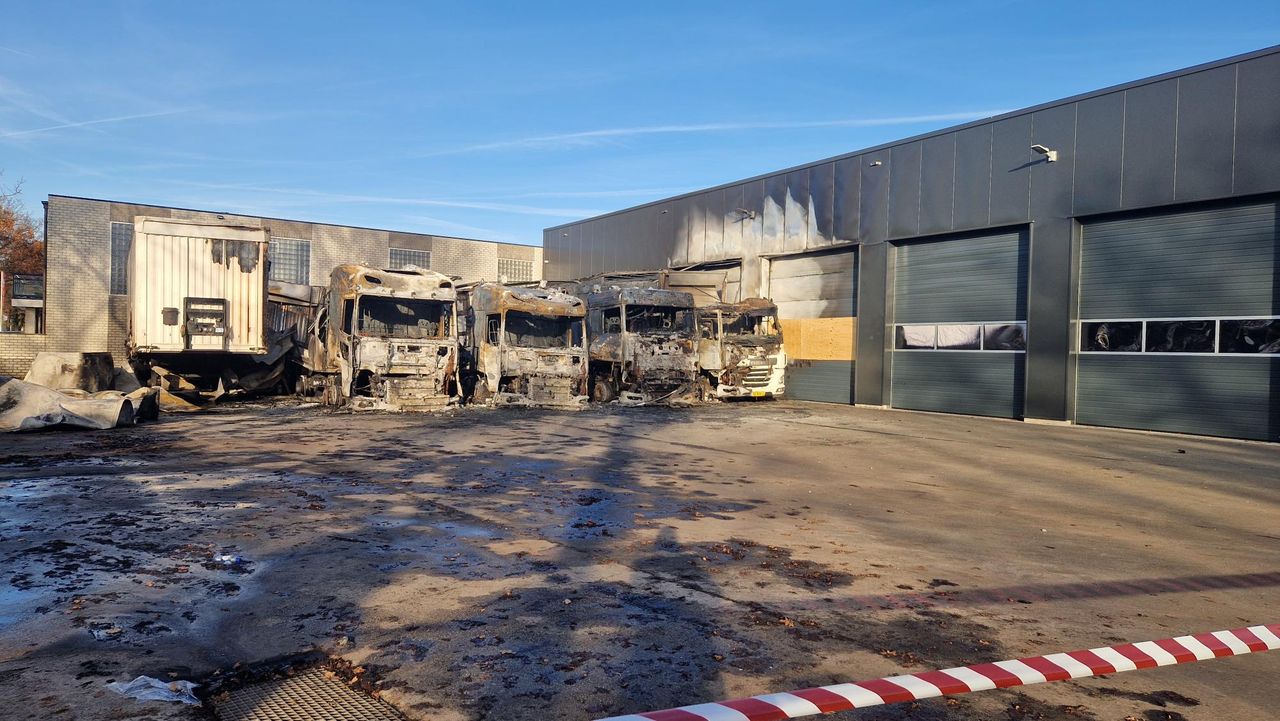 Ook de loods raakte beschadigd (foto: Noël van Hooft).