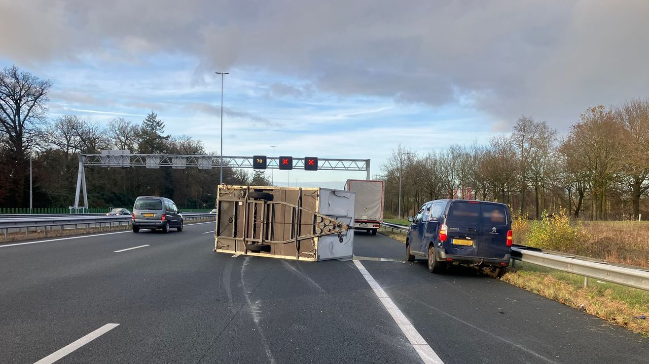 Frietwagen op z'n kant (foto: Rijkswaterstaat). 