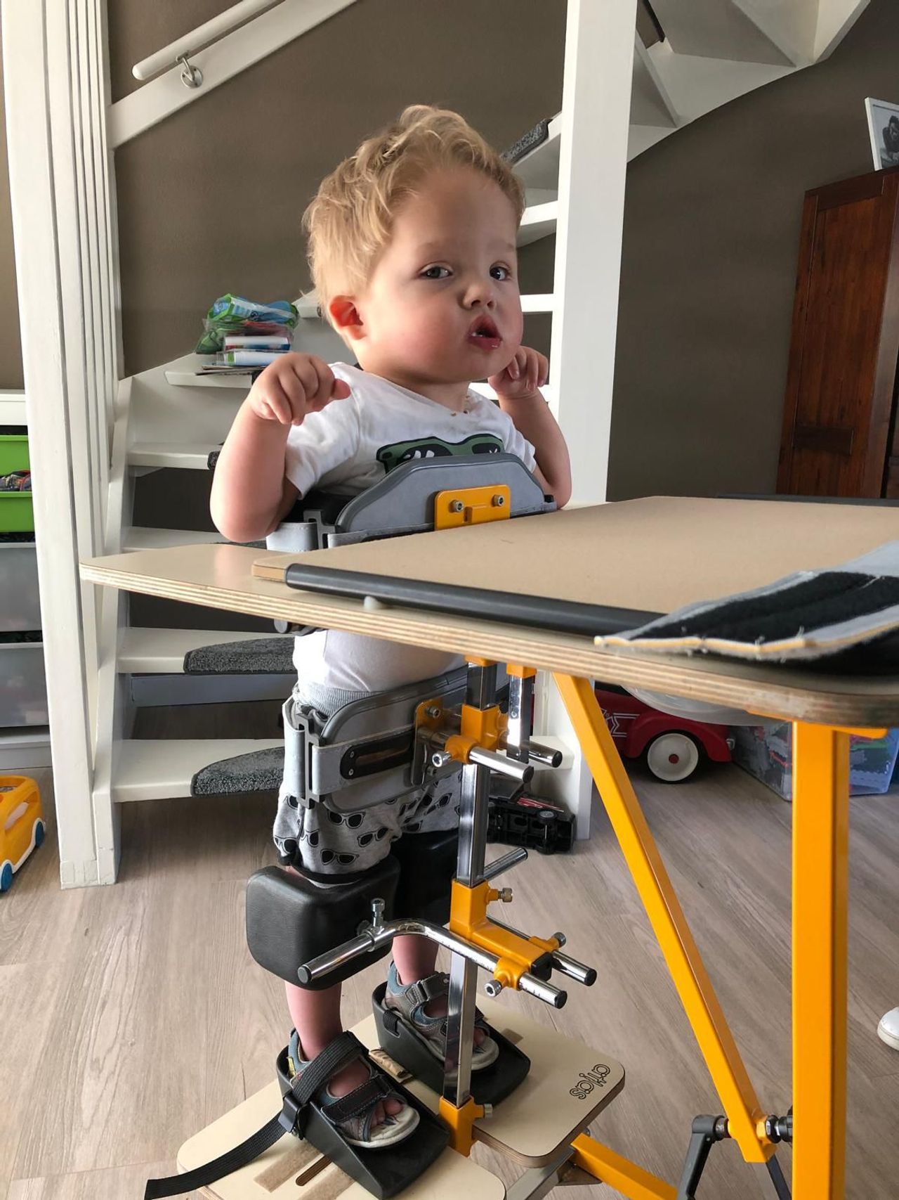 Siebe in zijn statafel toen hij 2.5 jaar oud was.