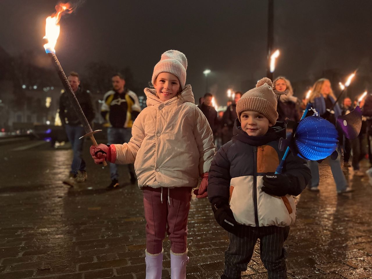 Kinderen met fakkels en lampionnen (foto: Eva de Schipper).