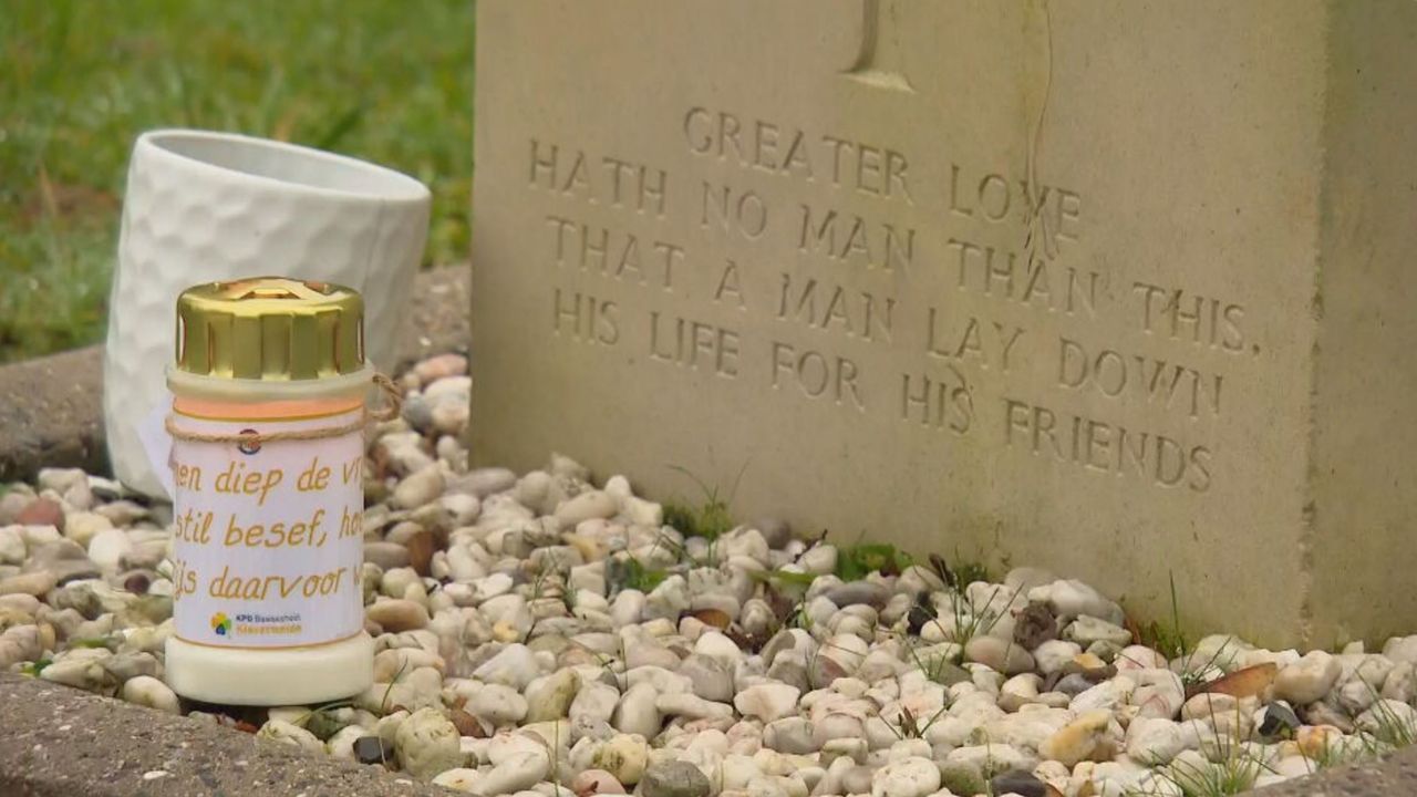 Een van de graven in Roosendaal met een lichtje.