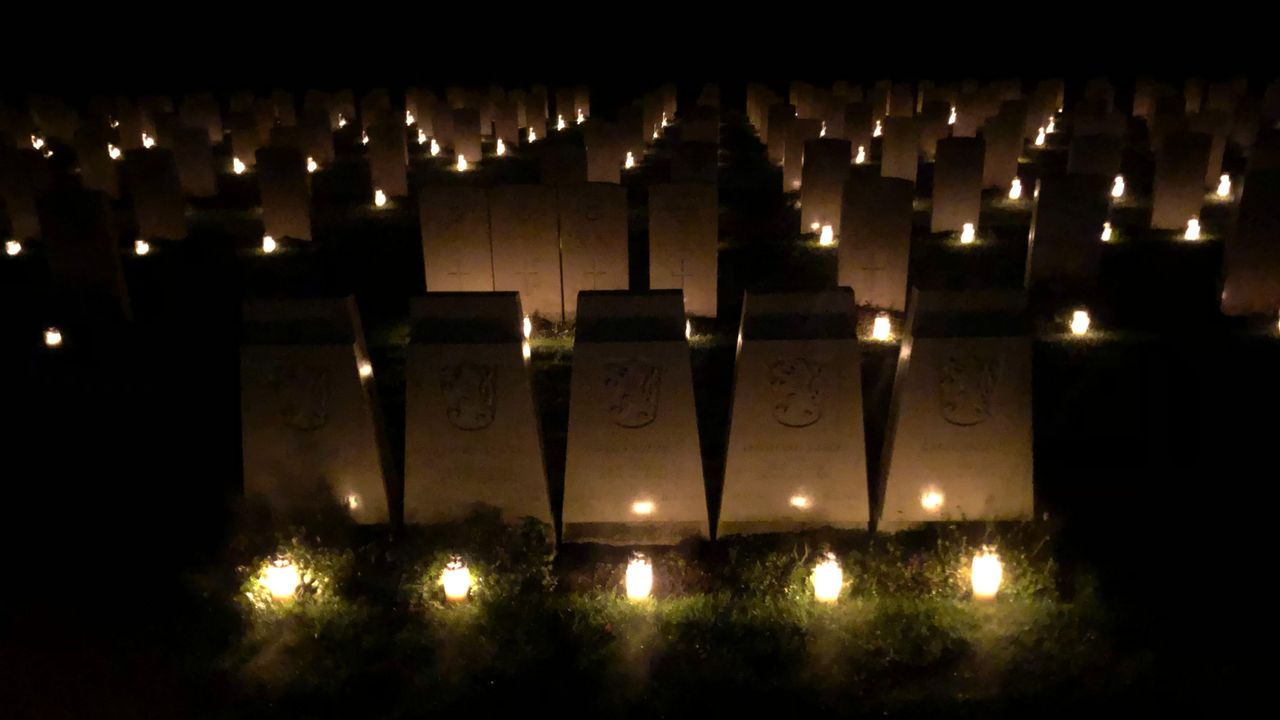 Duizenden lichtjes op kerstavond 2024 op het commonwealth ereveld in Bergen op Zoom (foto: Willem-Jan Joachems)