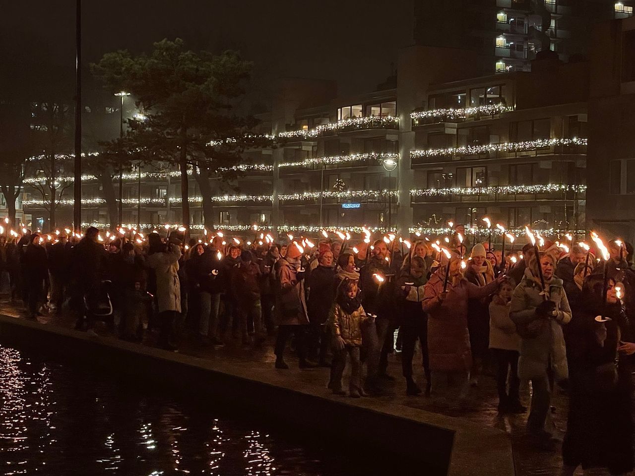 Zeker 500 man doet mee aan de vredesmars (foto: Eva de Schipper).