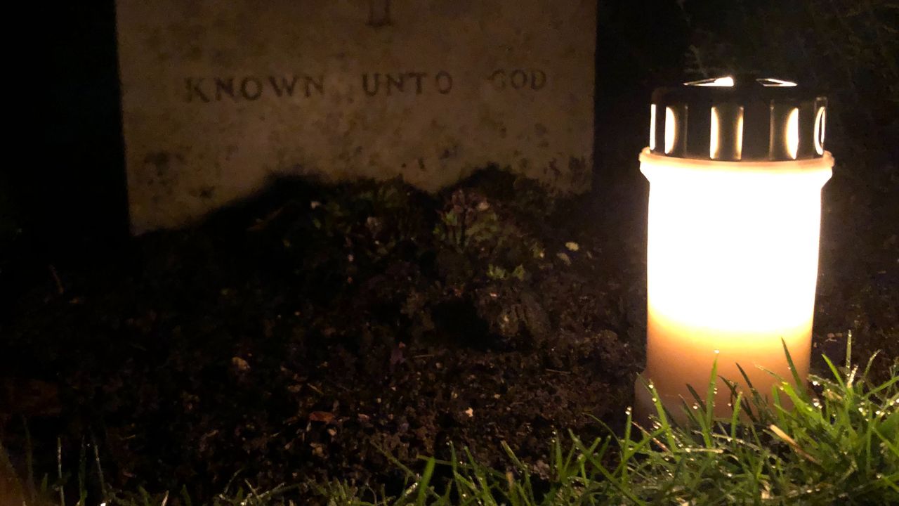 Lichtje bij onbekende gesneuvelde soldaat op commonwealth ereveld Bergen op Zoom (foto: Willem-Jan Joachems) 