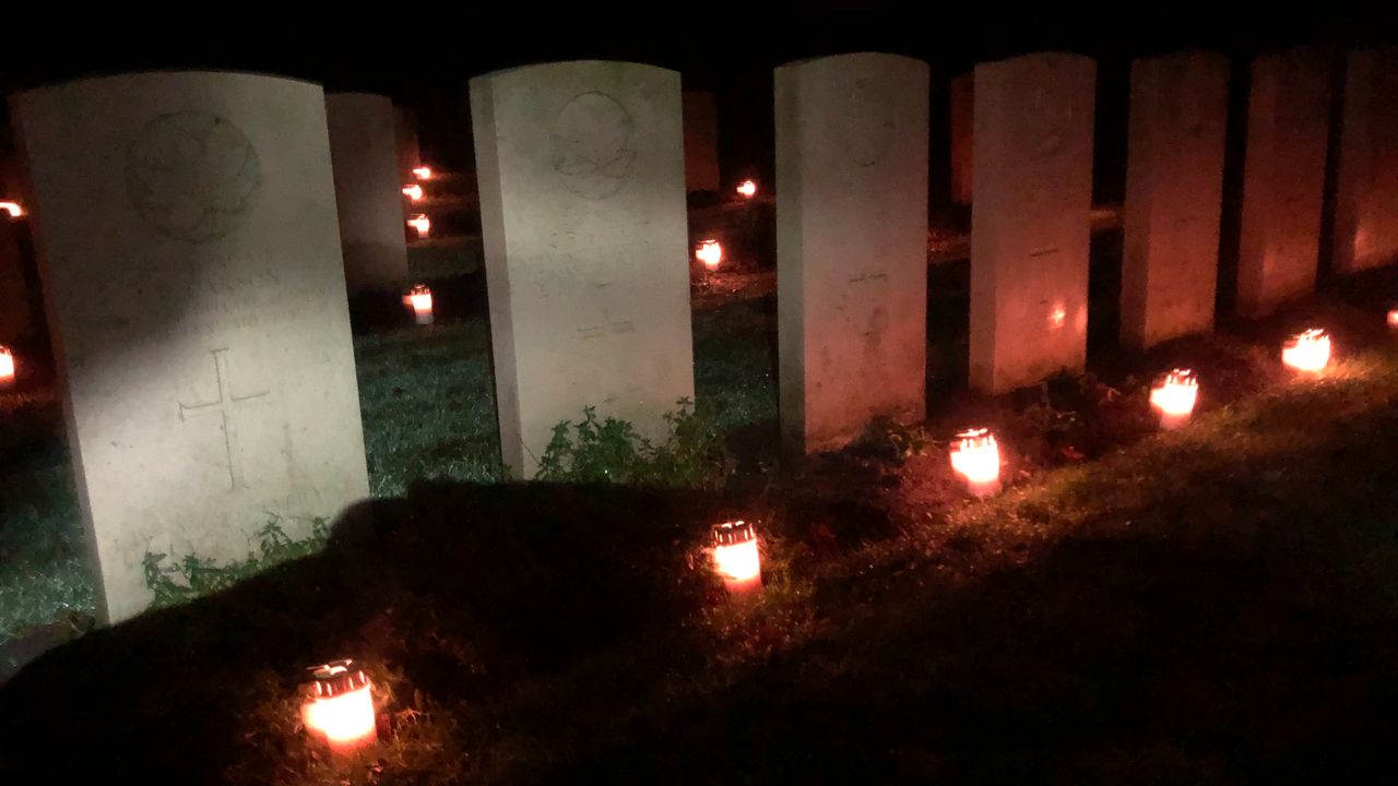 Graven van geallieerde mannen die sneuvelden bij Kapelsche Veer januari 1945, ereveld Bergen op Zoom kerstavond 2024 (foto: Willem-Jan Joachems)
