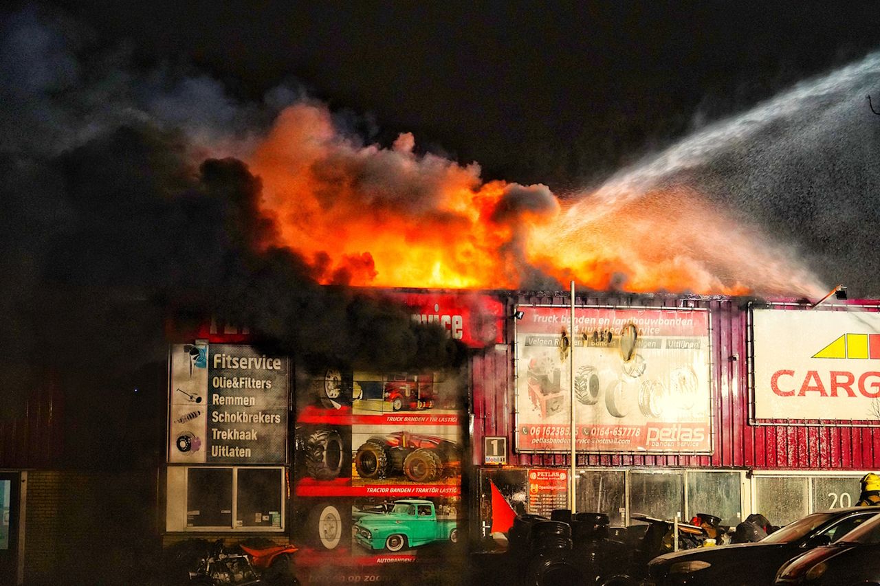 Bij de brand komt veel rook vrij (Foto: Jeroen Stuve / SQ Vision).