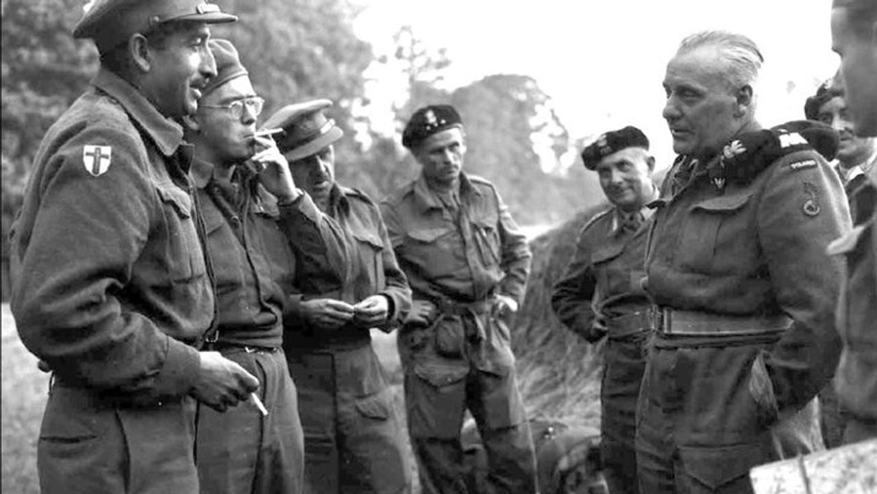 De Poolse generaal Maczek (rechts) praat met geallieerde collega's (foto: archief)