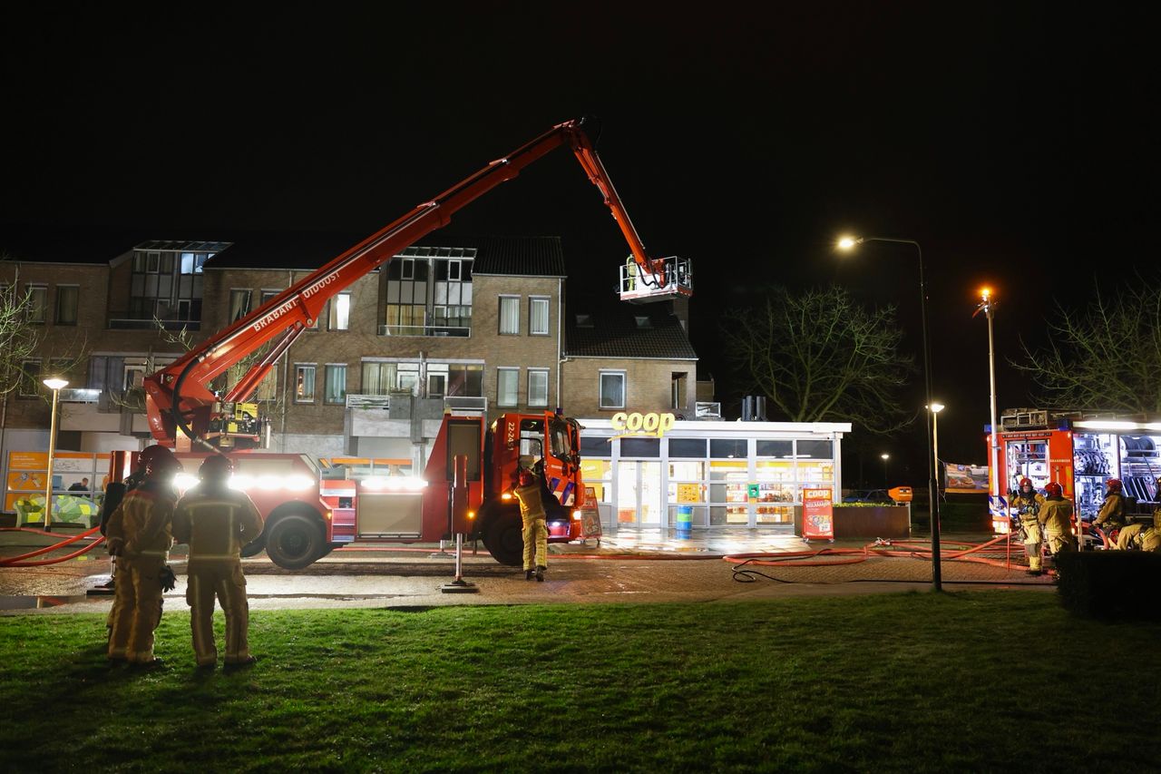 De brandweer inspecteert het dak en de gasflessen vanuit een hoogwerker (foto: Sander van Gils / SQ Vision). 
