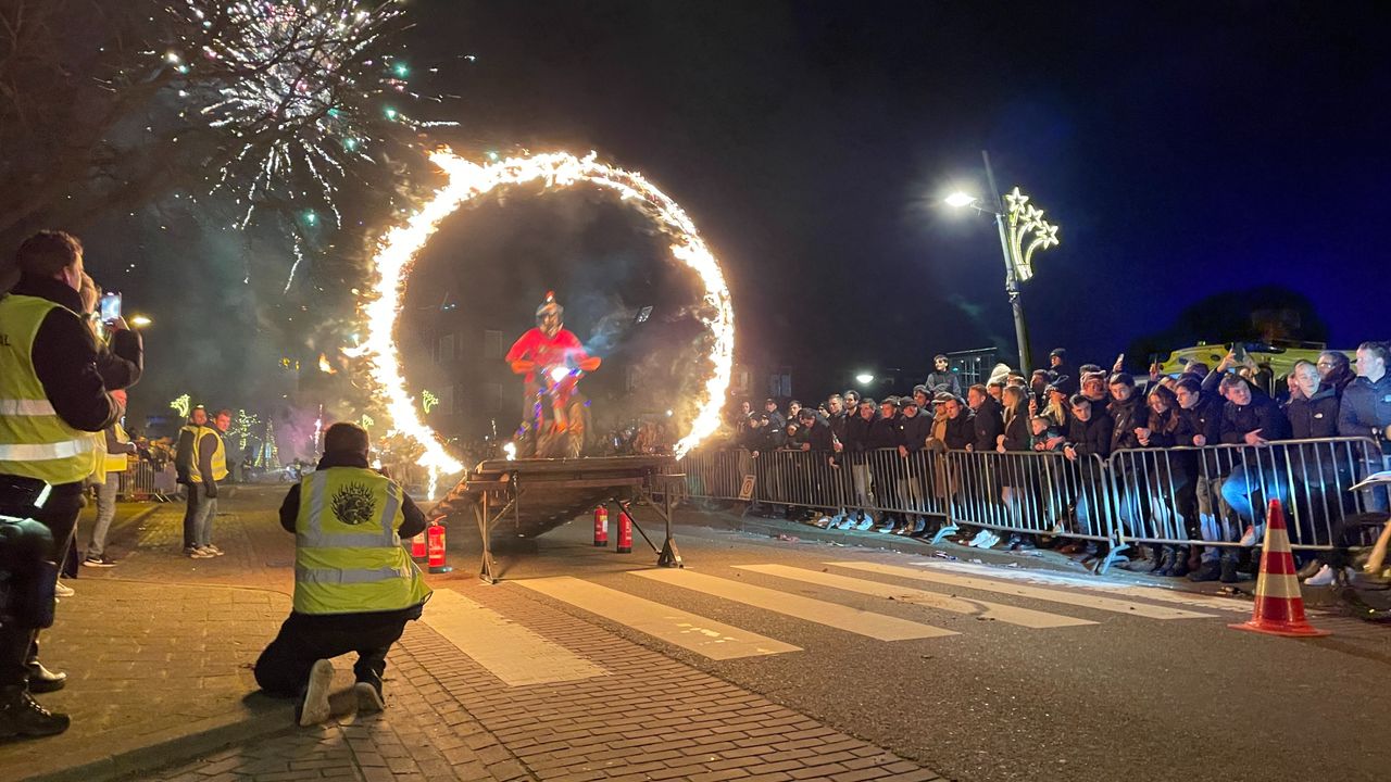 Luuk van Lieshout springt door de brandende hoepel.