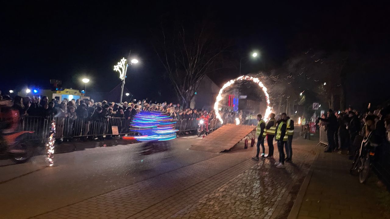 Luuk Horijon in zijn lichtjespak crosst voorbij.