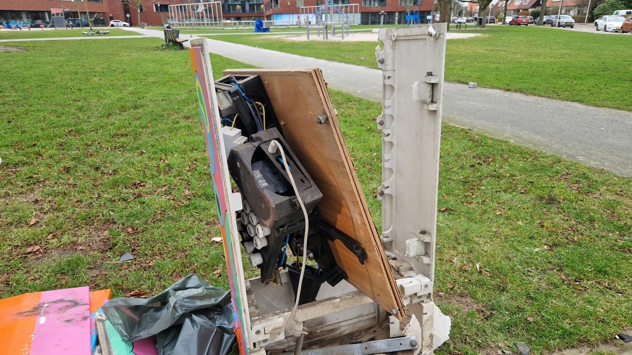 Het opgeblazen stroomkastje is levensgevaarlijk (foto: Noël van Hooft).