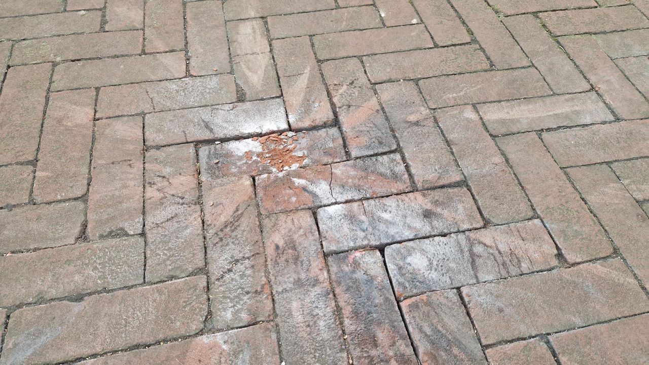 De plek waar de vuurwerkbom af ging (foto: Noël van Hooft).