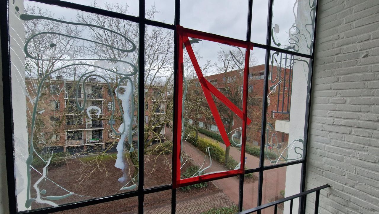 De ramen in het flatgebouw zijn tijdelijk gerepareerd.