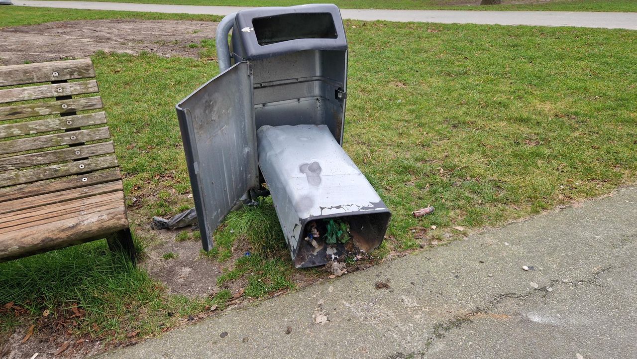 De ravage na oudejaarsnacht is groot in Tongelre (foto: Noël van Hooft).