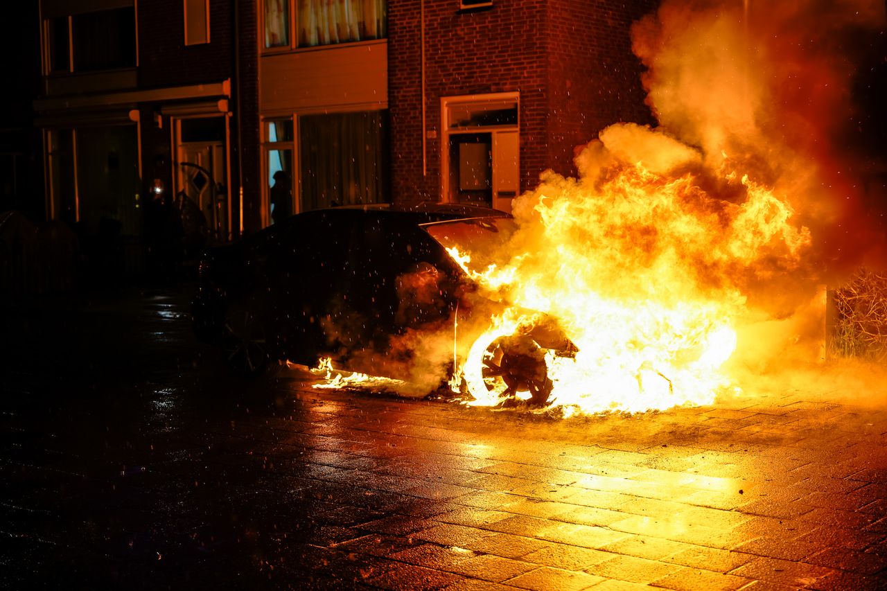 Auto in Tilburg in brand (foto: Jack Brekelmans / SQ Vision). 