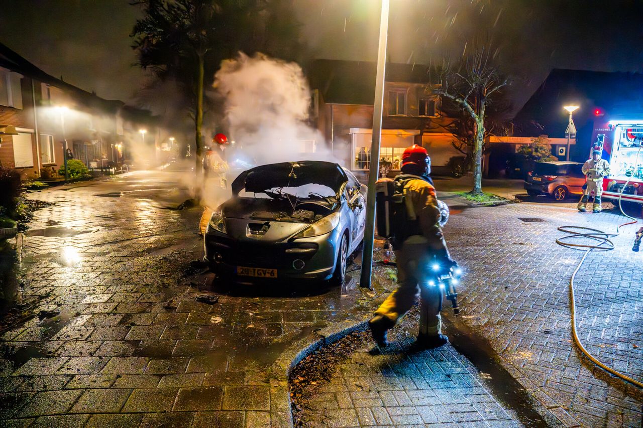Auto in Eindhoven in brand (foto: Dave Hendriks / SQ Vision).